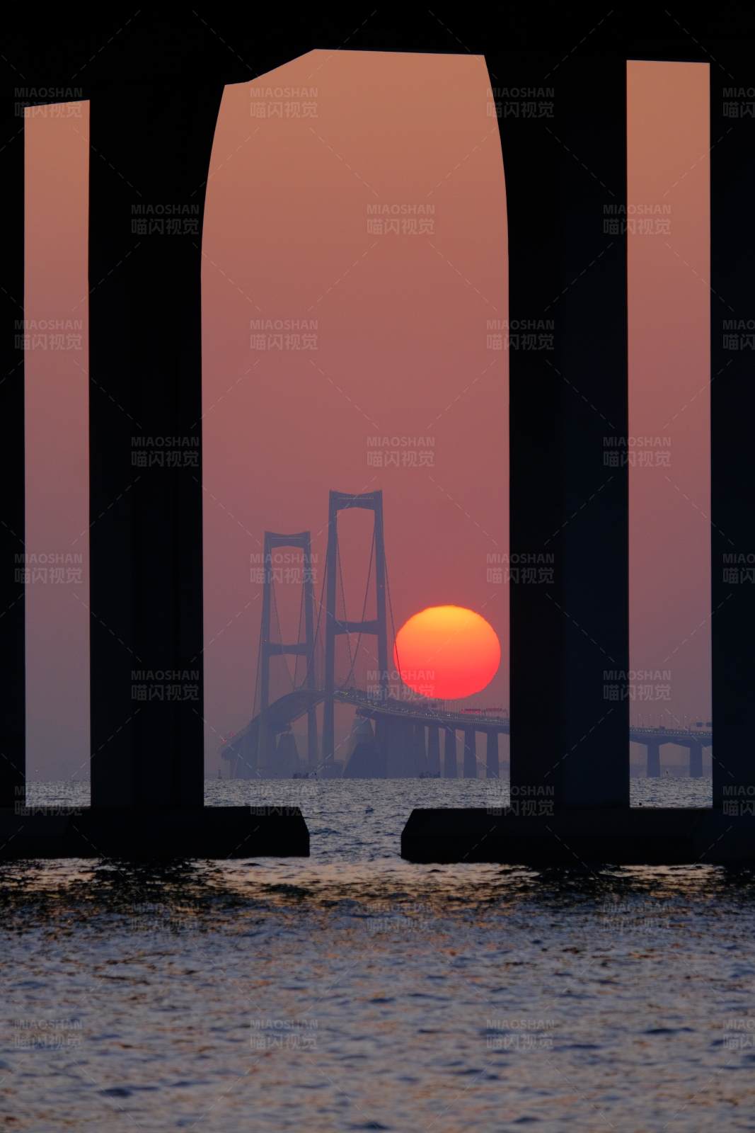 夕阳下的大桥剪影图片