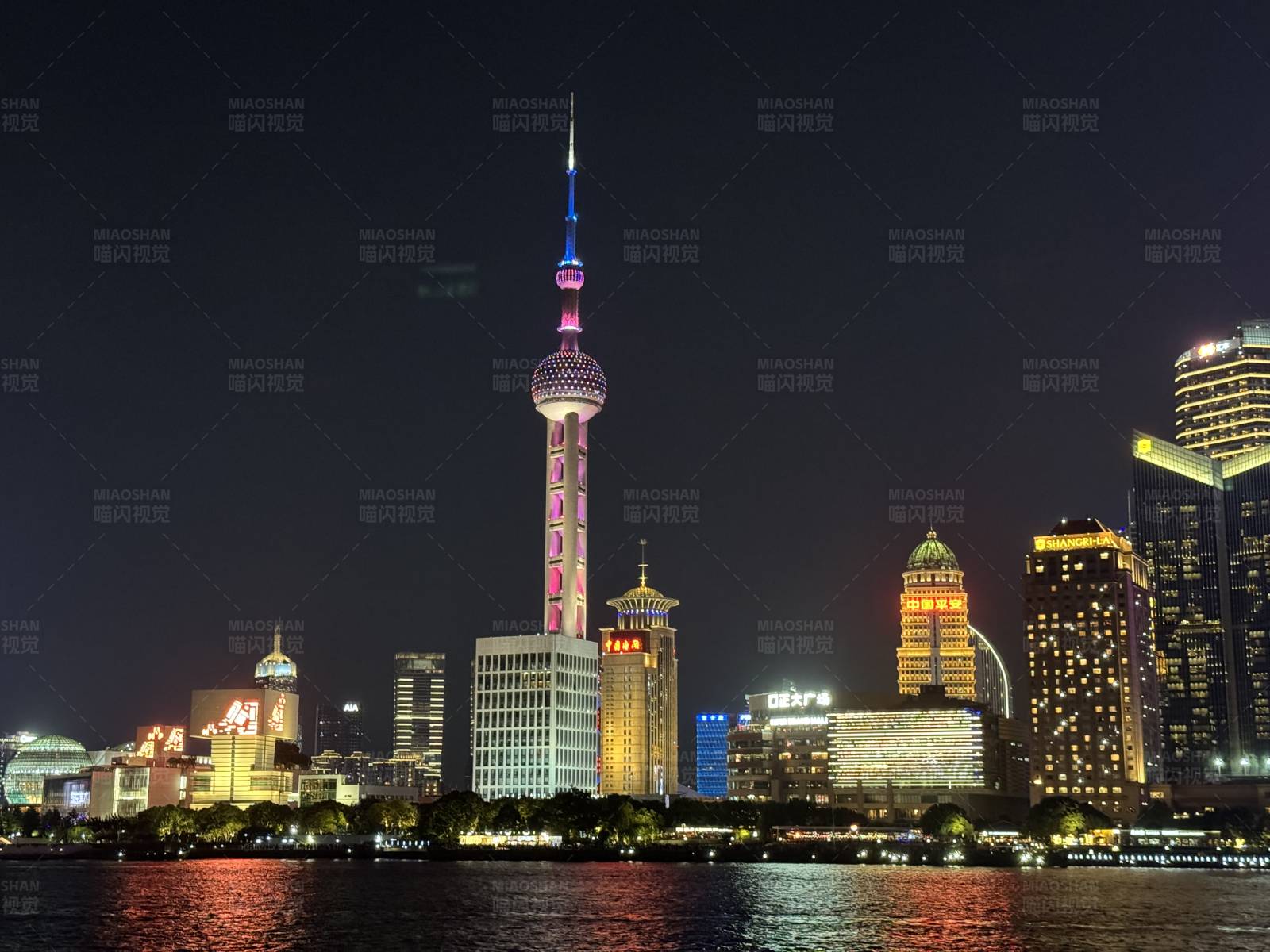 夜色中的东方明珠塔图片