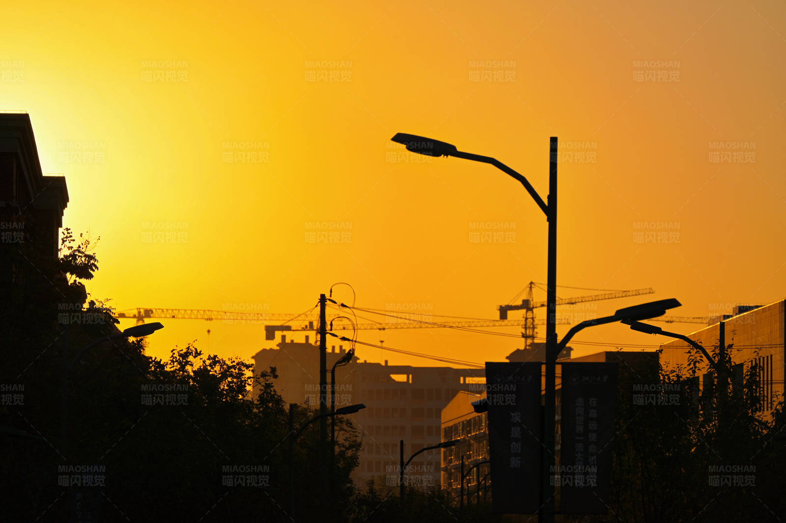 城市黄昏剪影图片