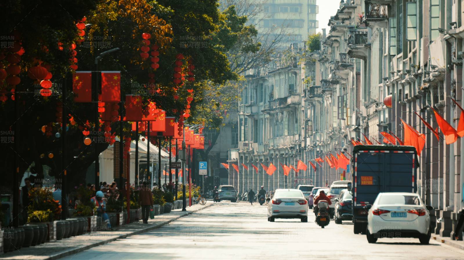 城市街道上的节日装饰图片