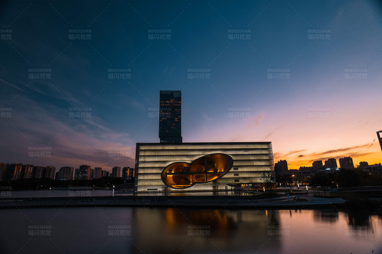 夕阳下上海保利大剧院图片