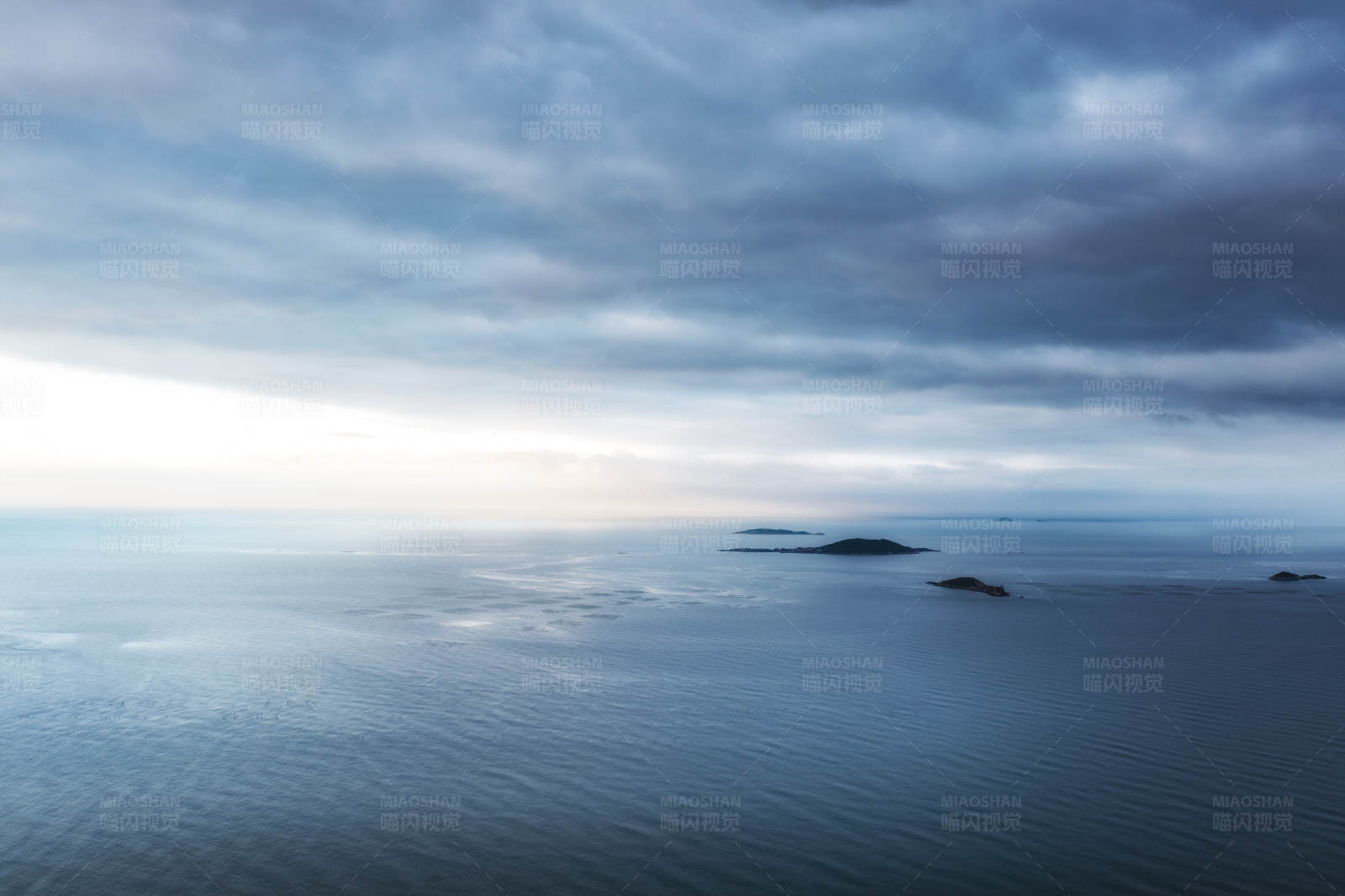 宁静海景 远处岛屿图片
