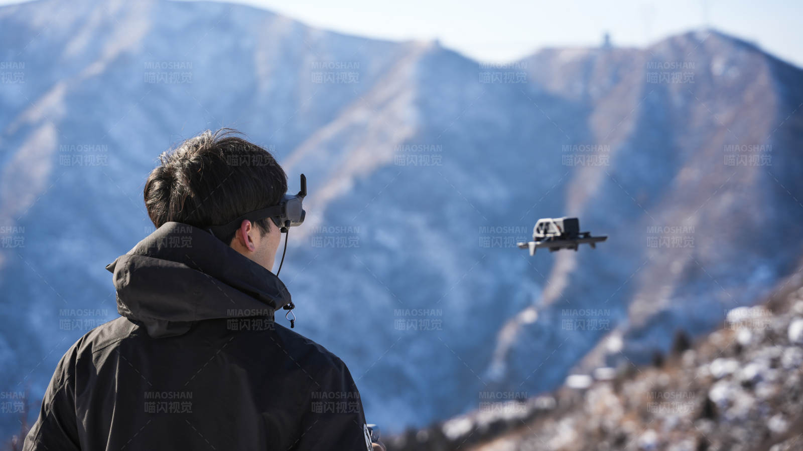雪山无人机操控者图片