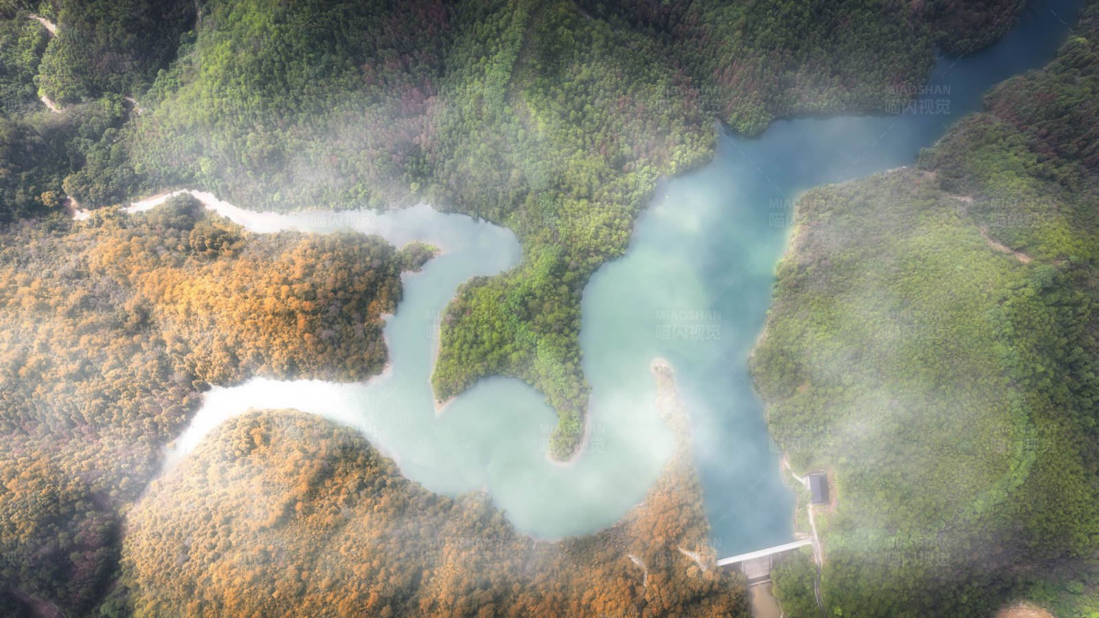 云雾缭绕的山间湖泊图片