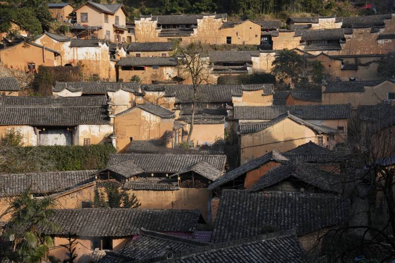 古村屋顶的黄昏景象图片