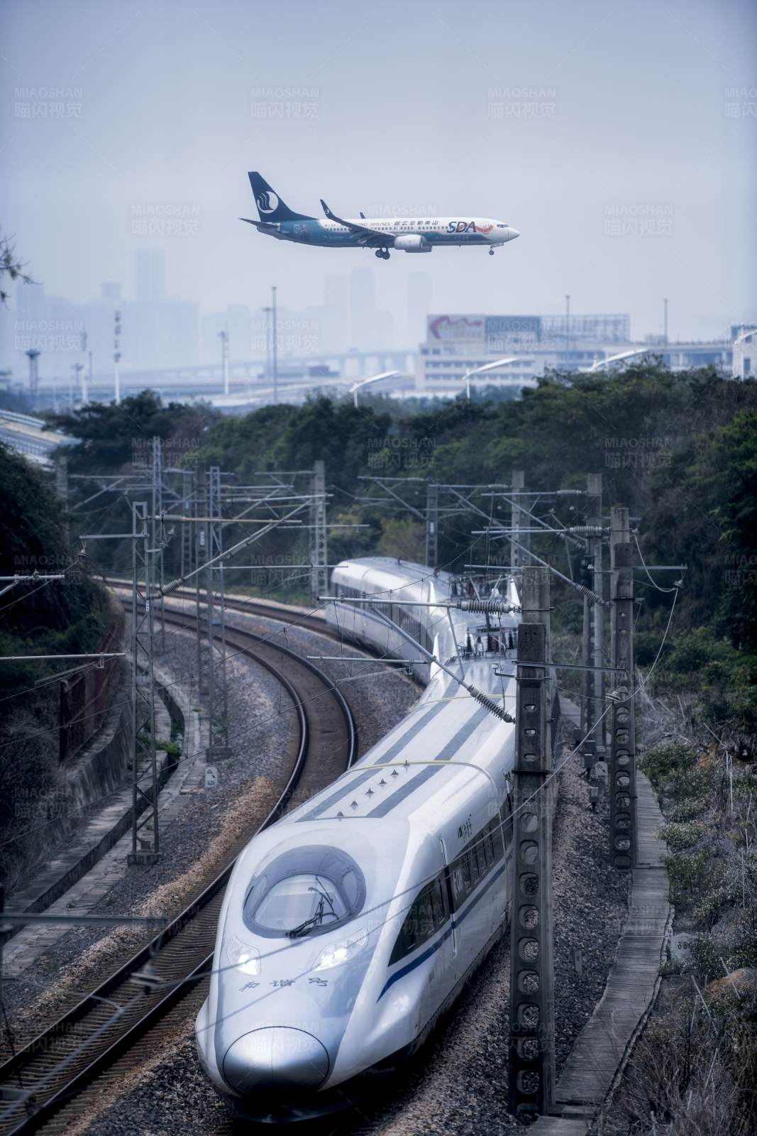 高铁与飞机的交汇图片