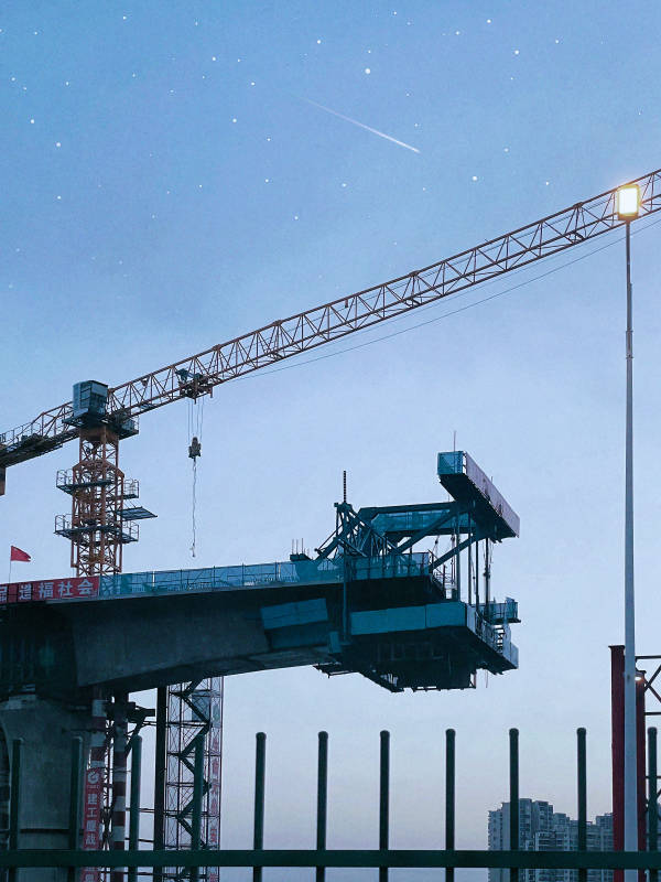 夜空下的工地图片