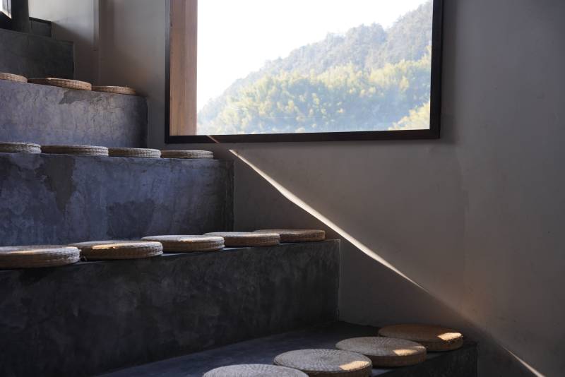 窗边的阶梯座位图片