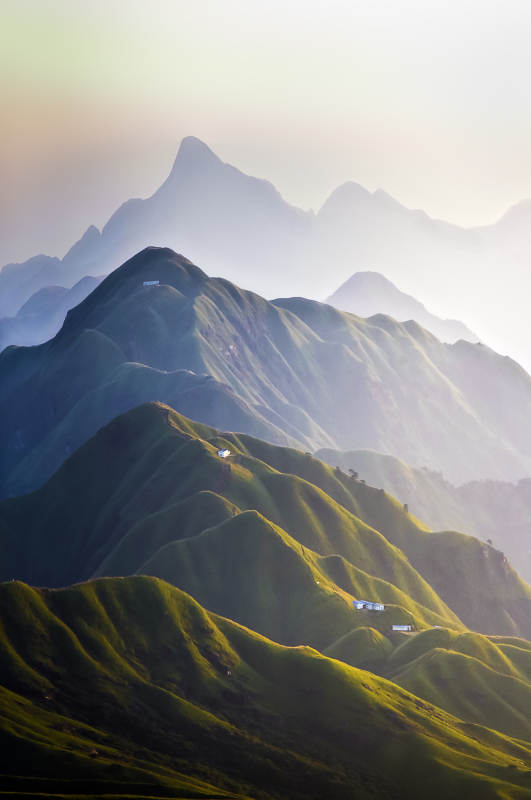 层峦叠嶂的山脊线图片