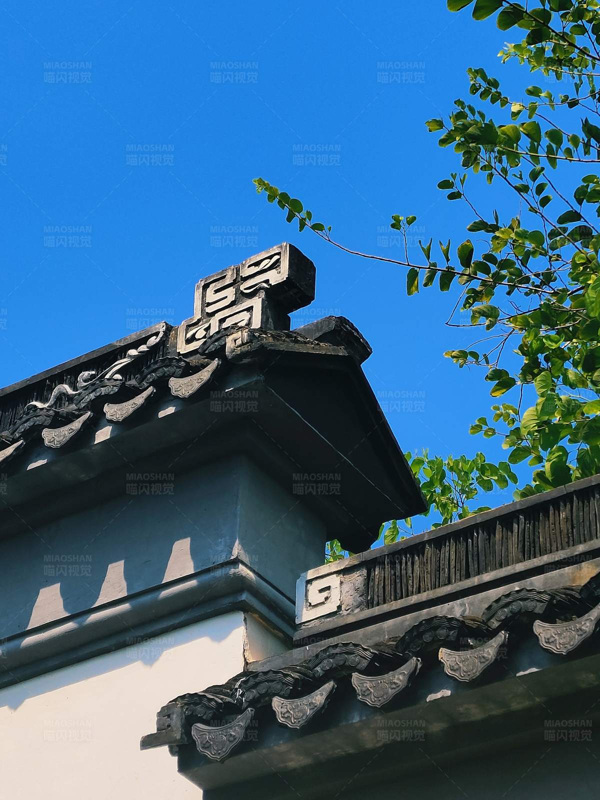 古建筑的屋檐与蓝天图片