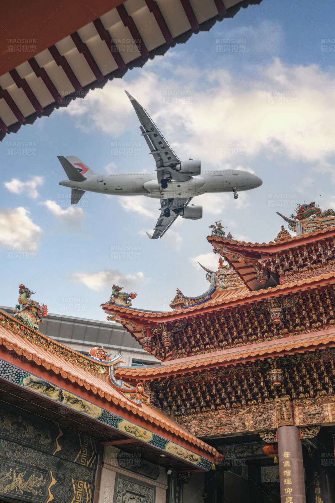 飞机飞越厦门朝天宫图片
