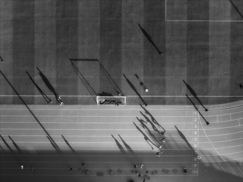 足球场上的光影图片