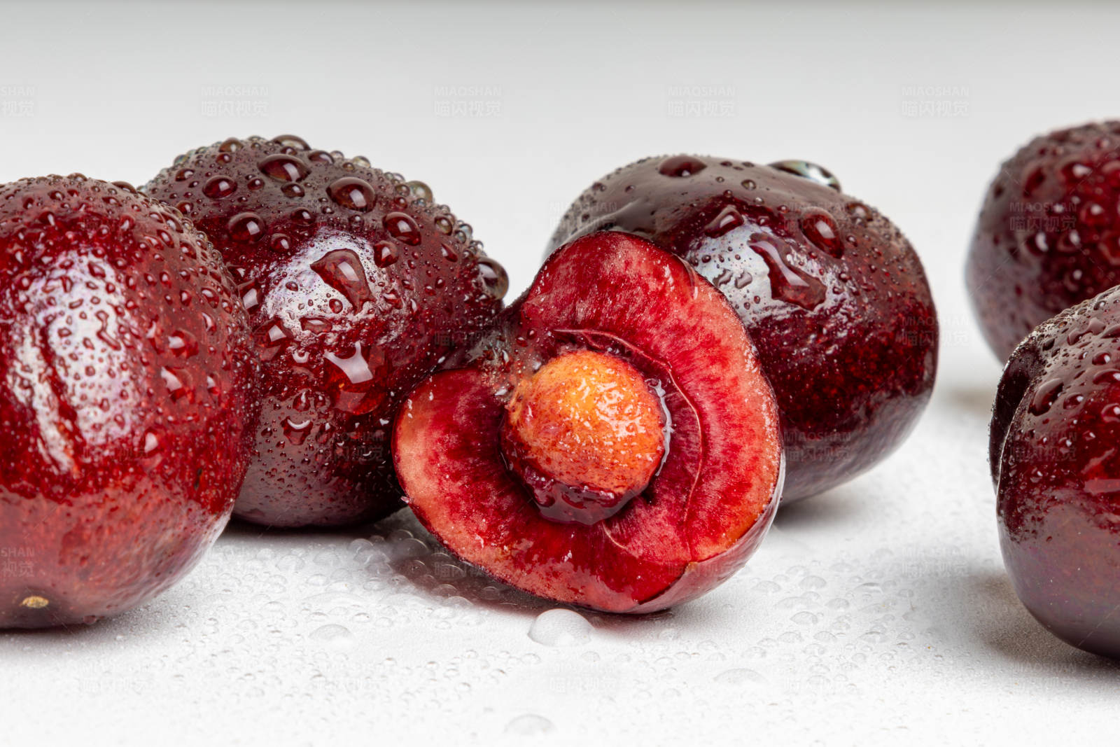 新鲜樱桃 水珠点缀图片