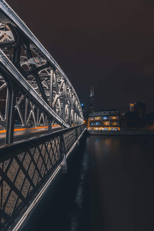 夜色中的钢铁桥梁图片