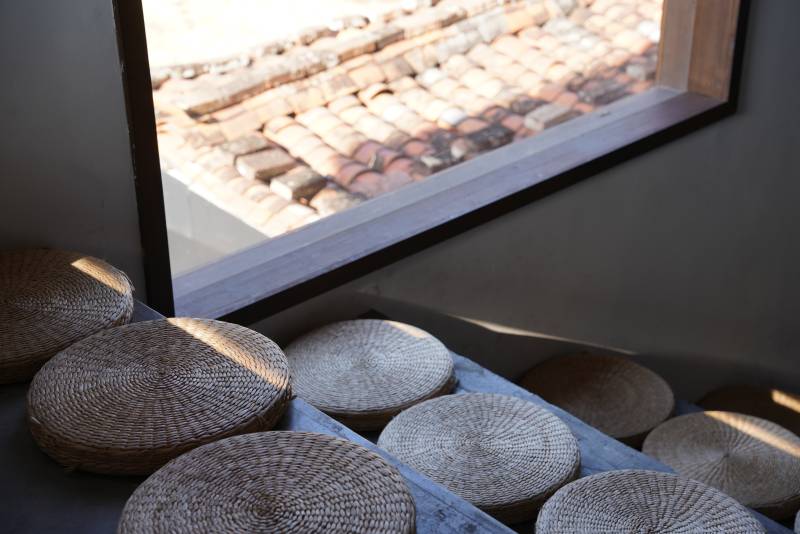 窗边的编织坐垫图片