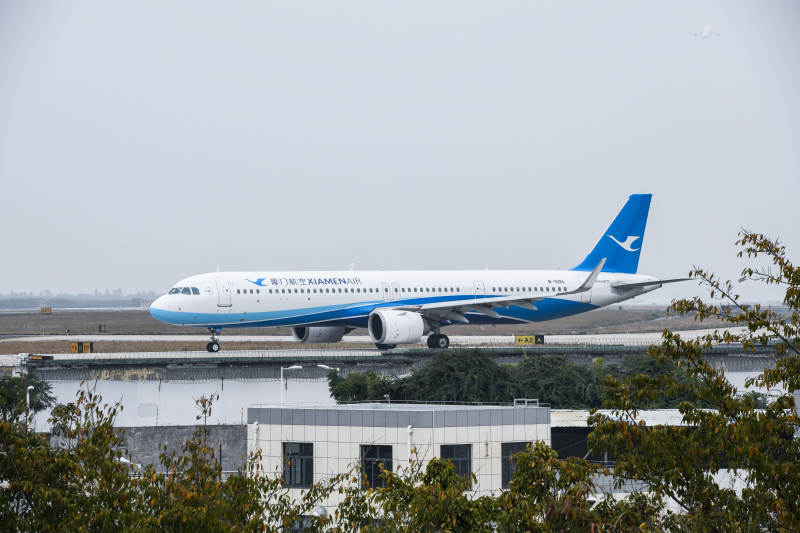 青岛航空飞机起飞图片