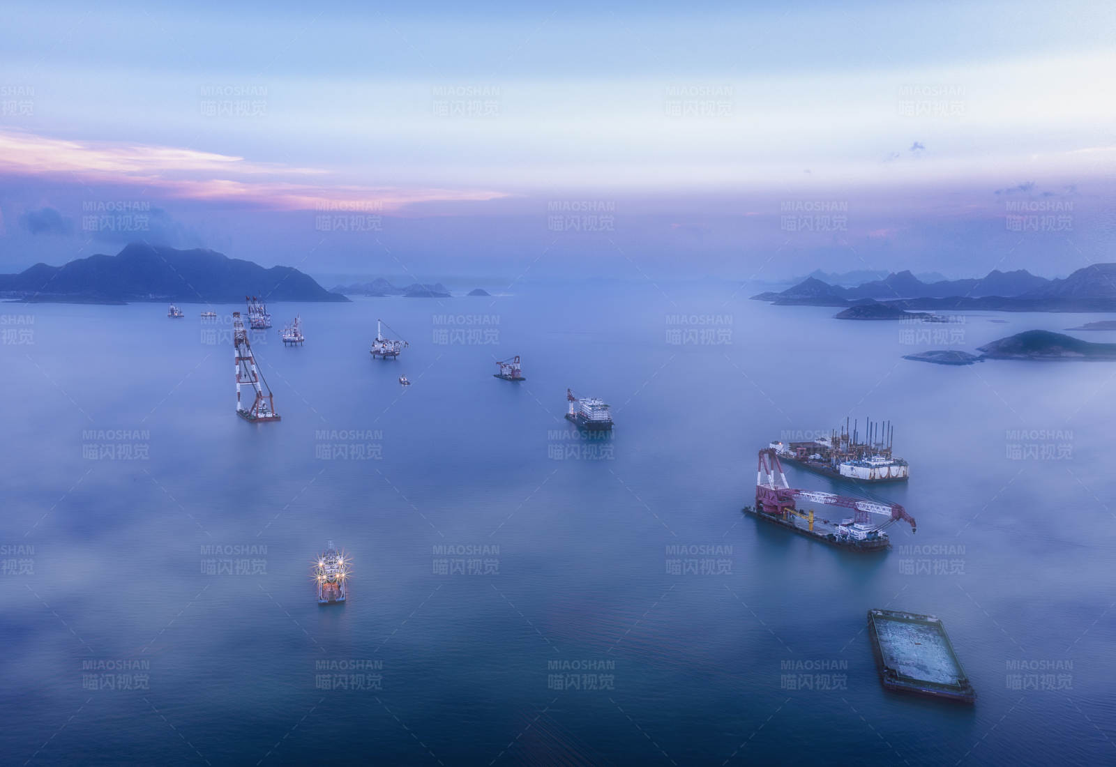 海上油田夜景图片