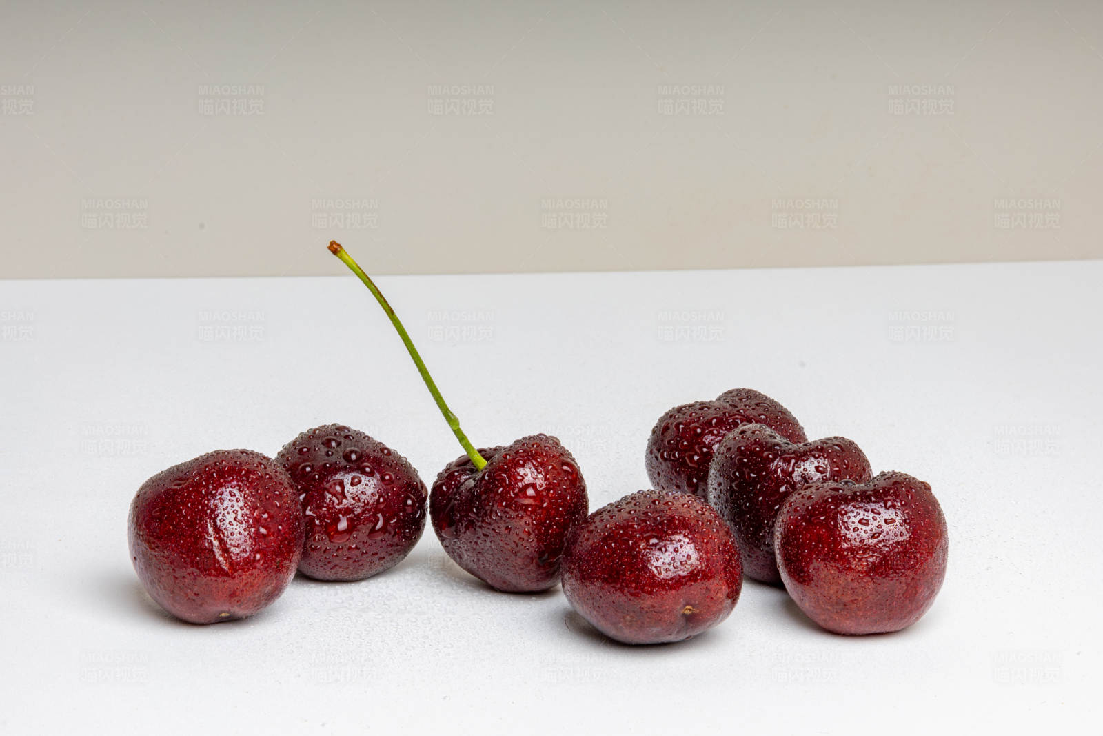 红樱桃的静物图片