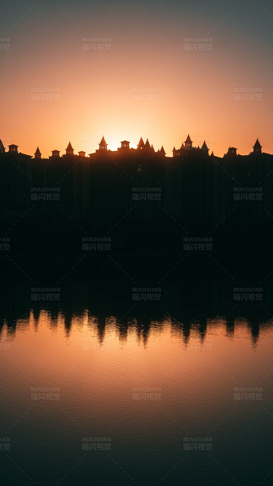 夕阳下的城堡剪影图片