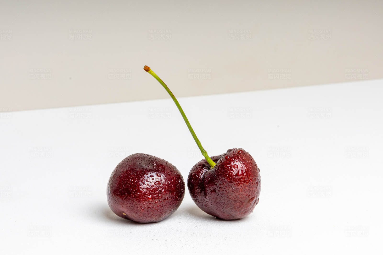 两颗红樱桃图片