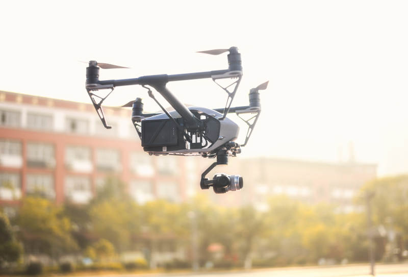 城市上空的无人机图片