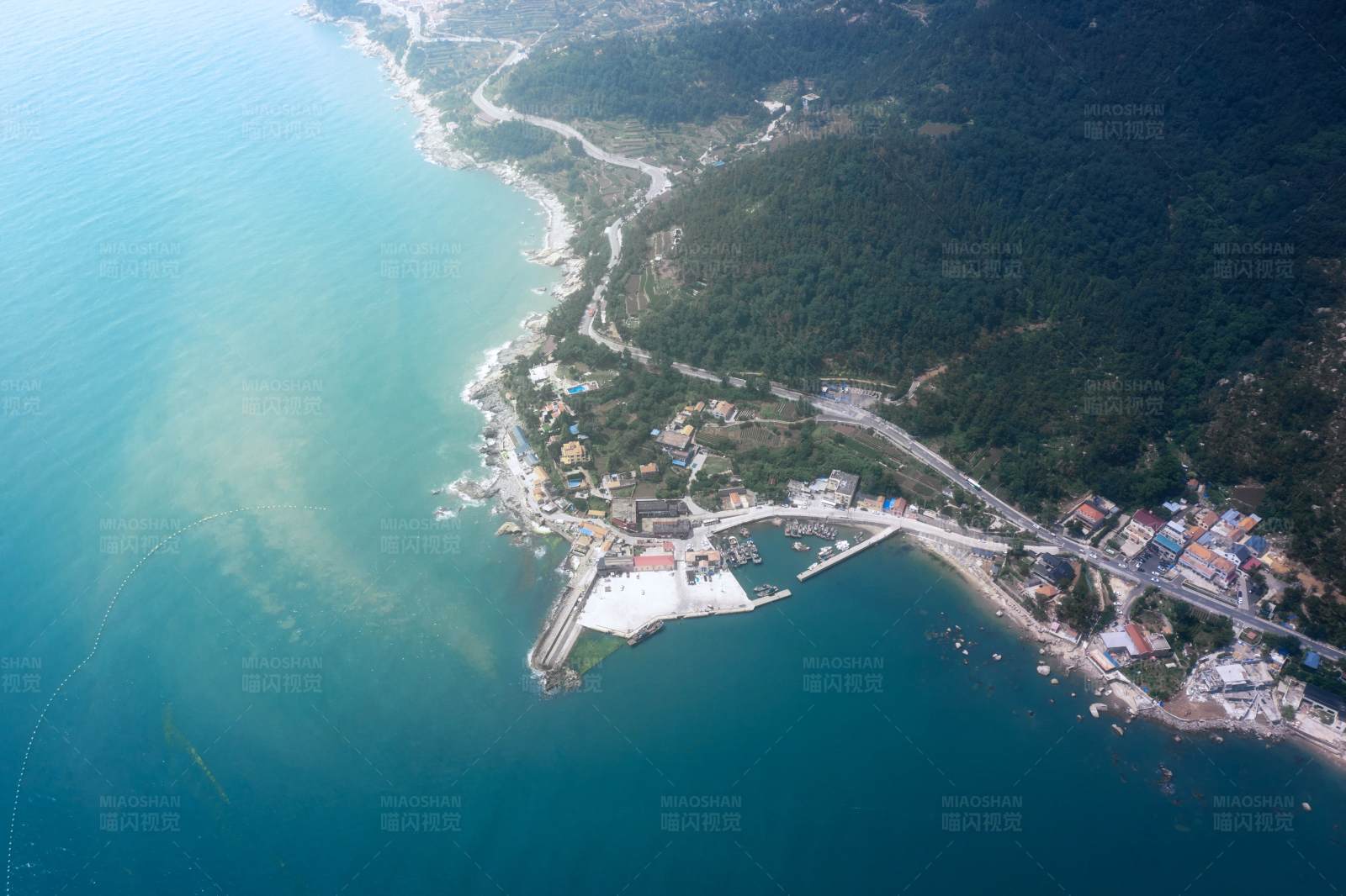 海岸线与码头的空中俯瞰图片