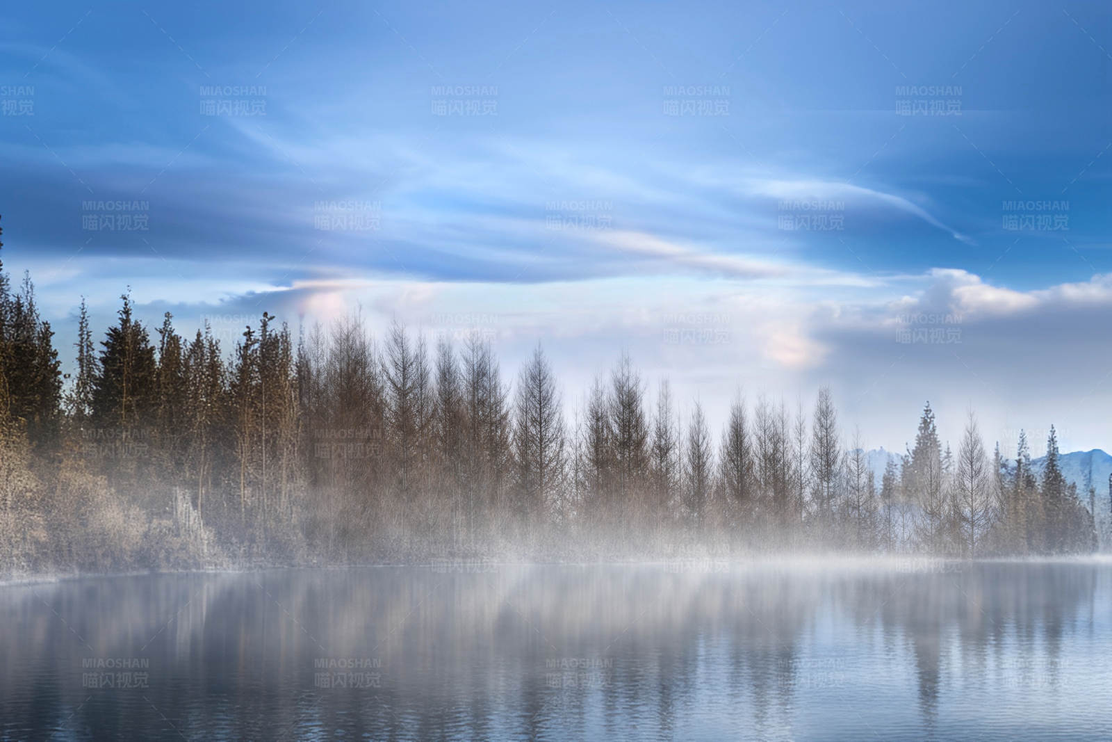 湖面晨雾图片