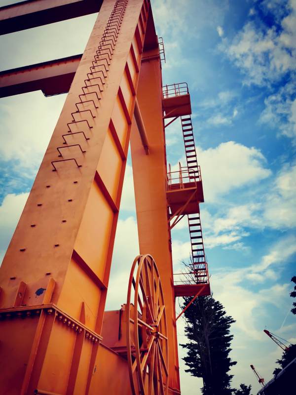 橙色工业塔与蓝天图片