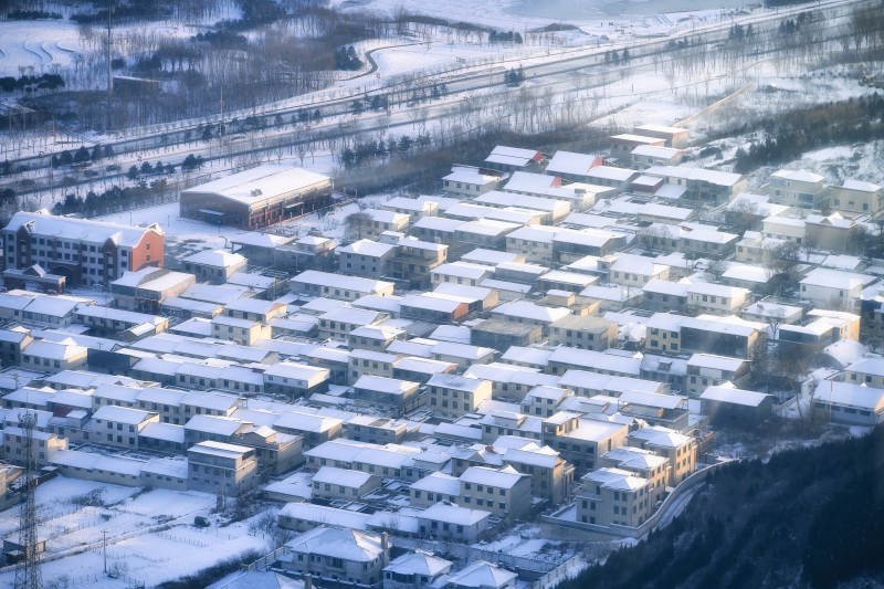 雪后宁静的小镇图片