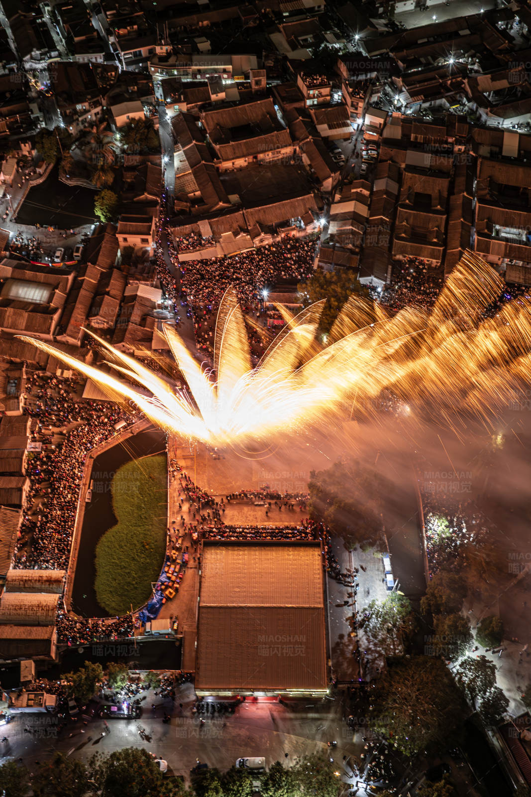 烟花绽放 万人空巷图片