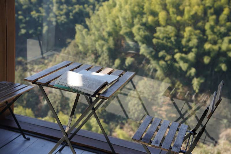 阳台上的书与风景图片