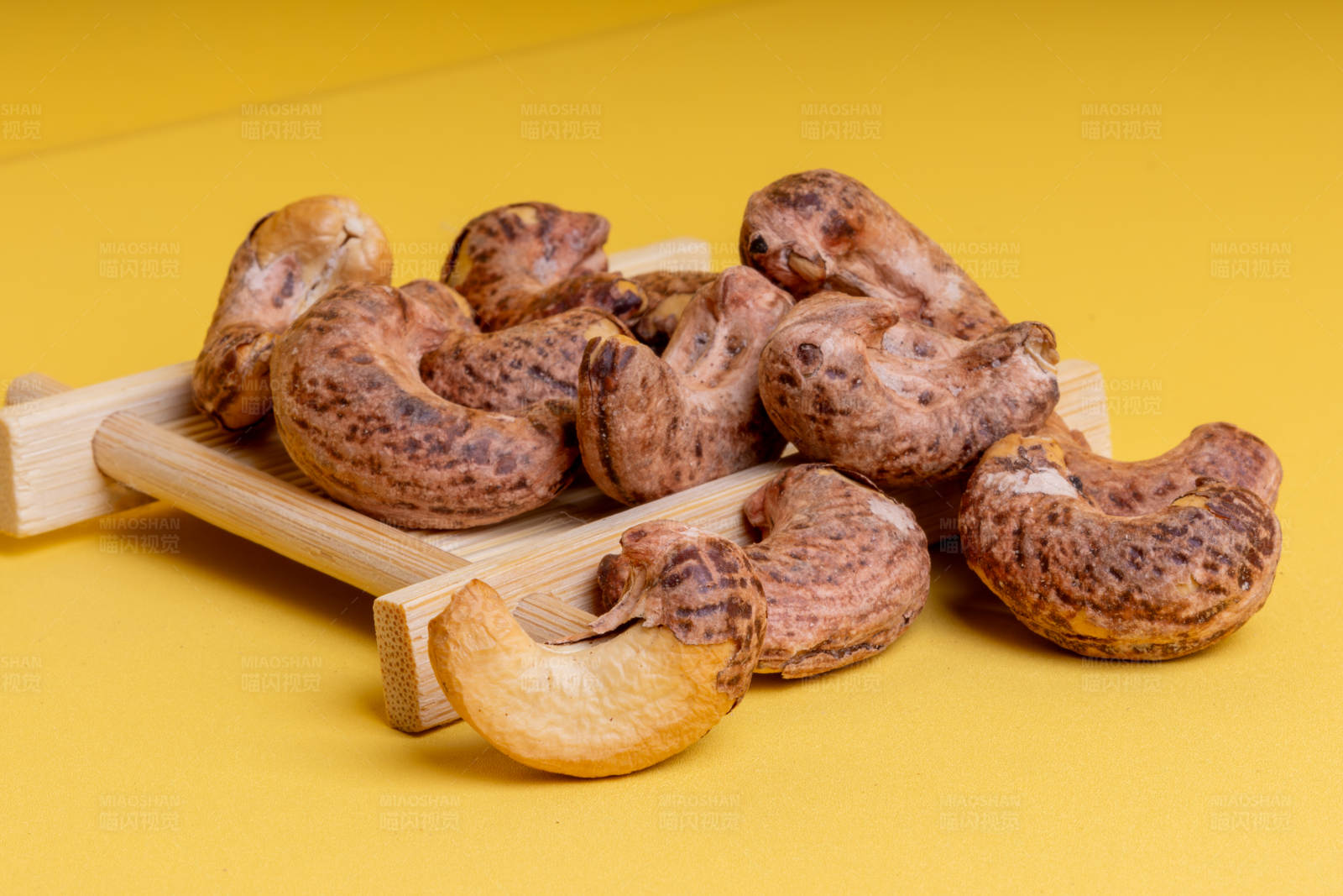 烤腰果特写图片