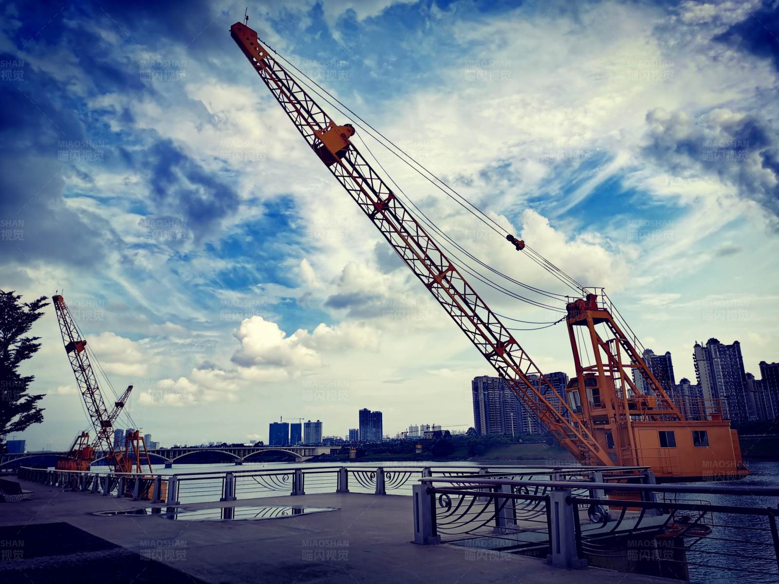 河畔起重机图片