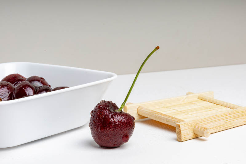 樱桃与竹签图片