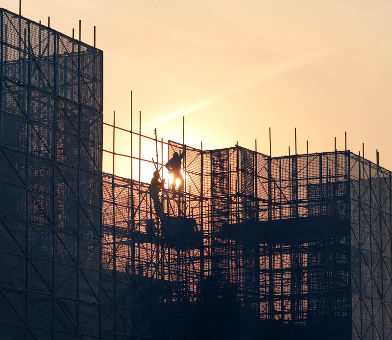 夕阳下的建筑工地图片