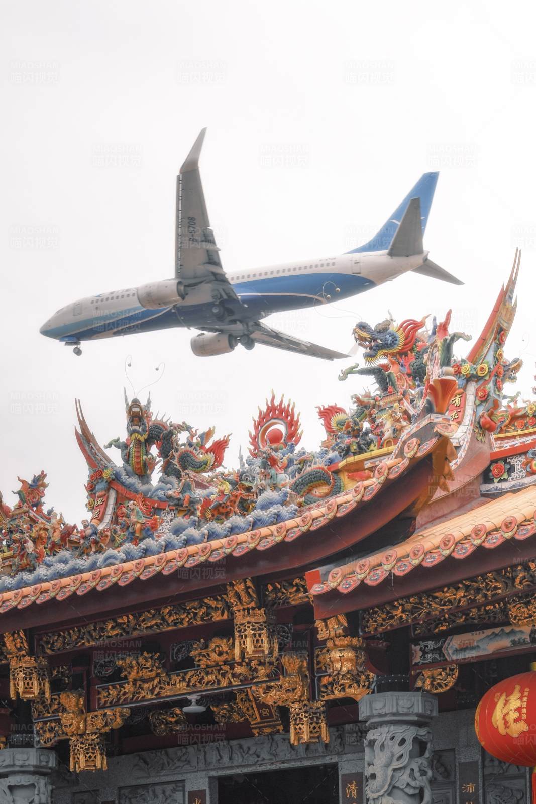 飞机飞越传统庙宇图片
