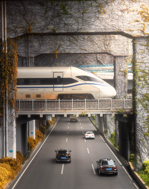 高铁与汽车共行图片