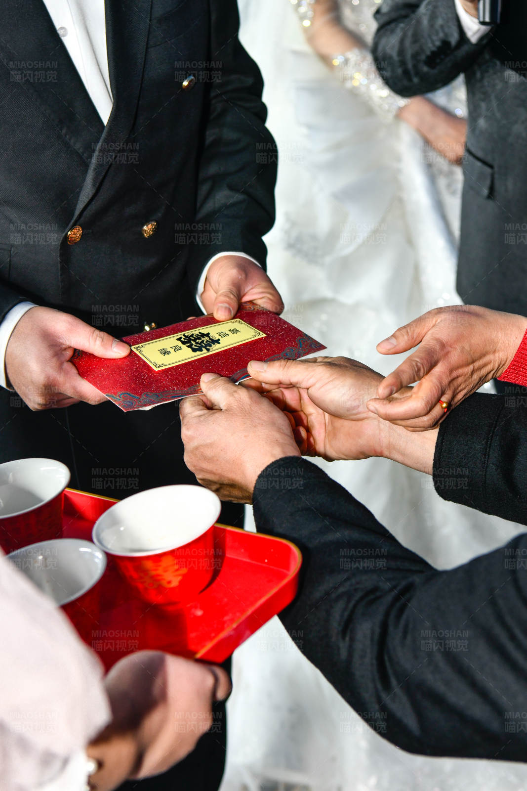 婚礼中的红包传递仪式图片