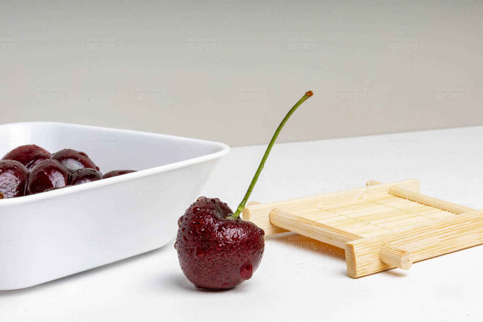 樱桃与竹签图片