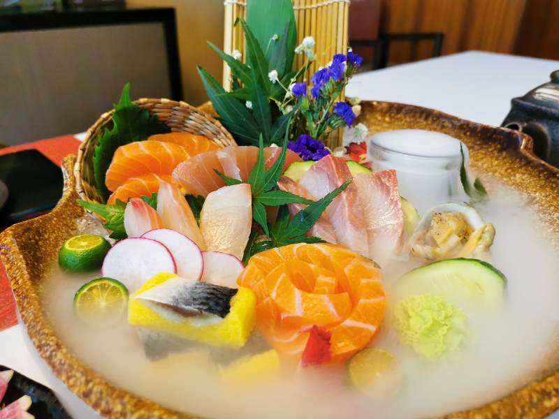 精美日式生鱼片拼盘图片