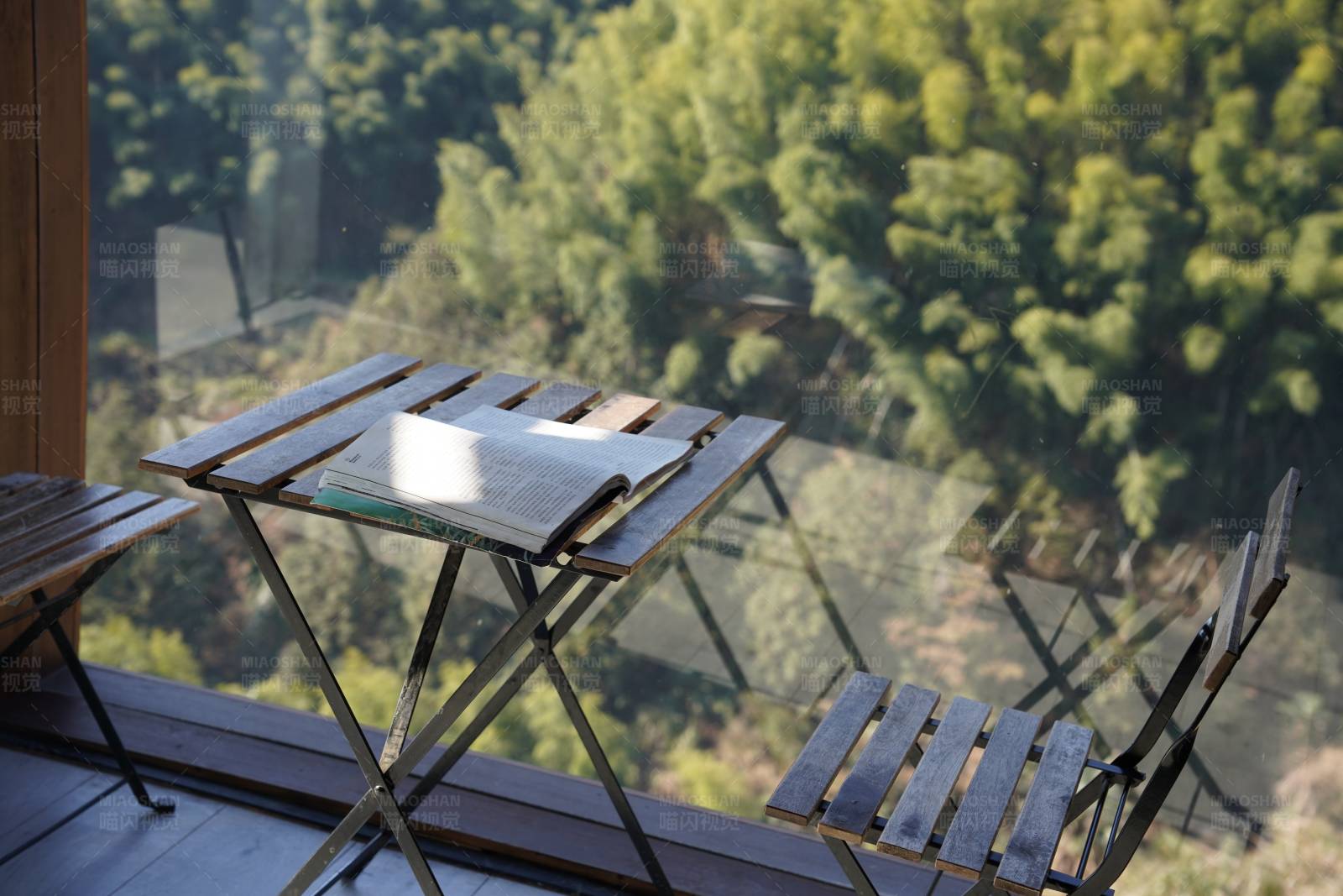 阳台上的书与风景图片