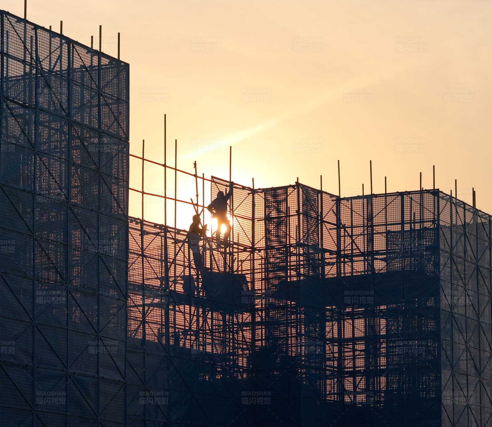 夕阳下的建筑工地图片