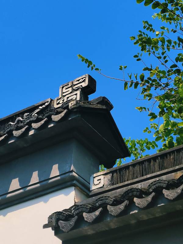 古建筑的屋檐与蓝天图片