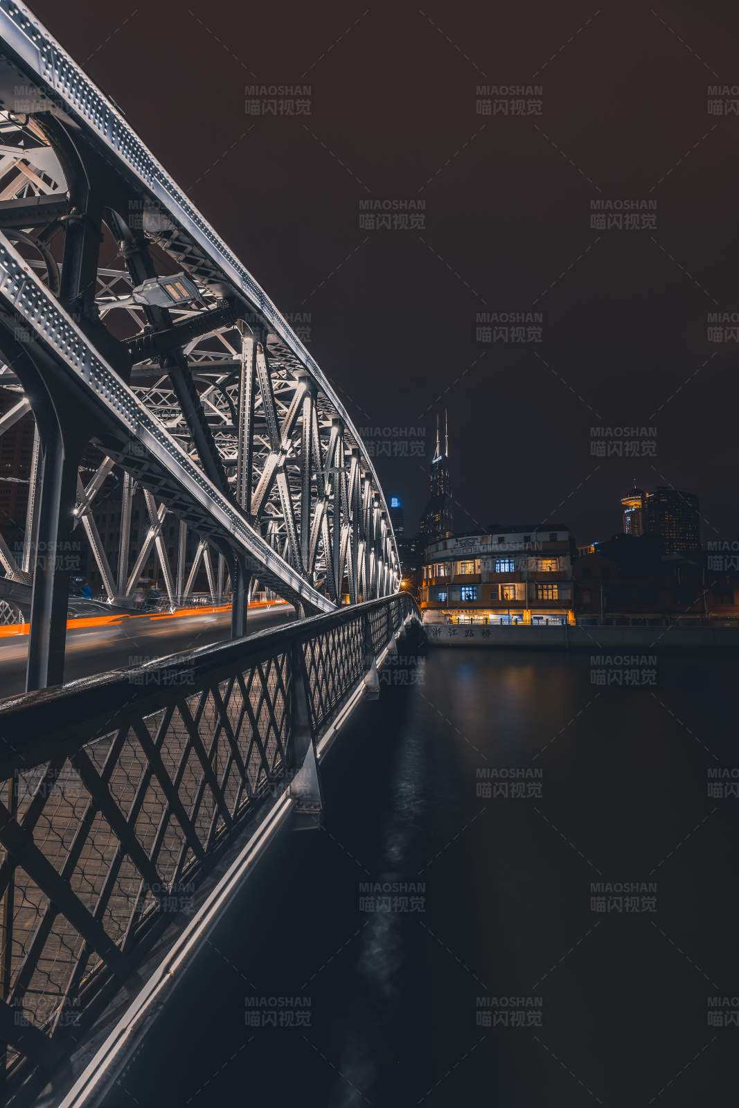 夜色中的钢铁桥梁图片