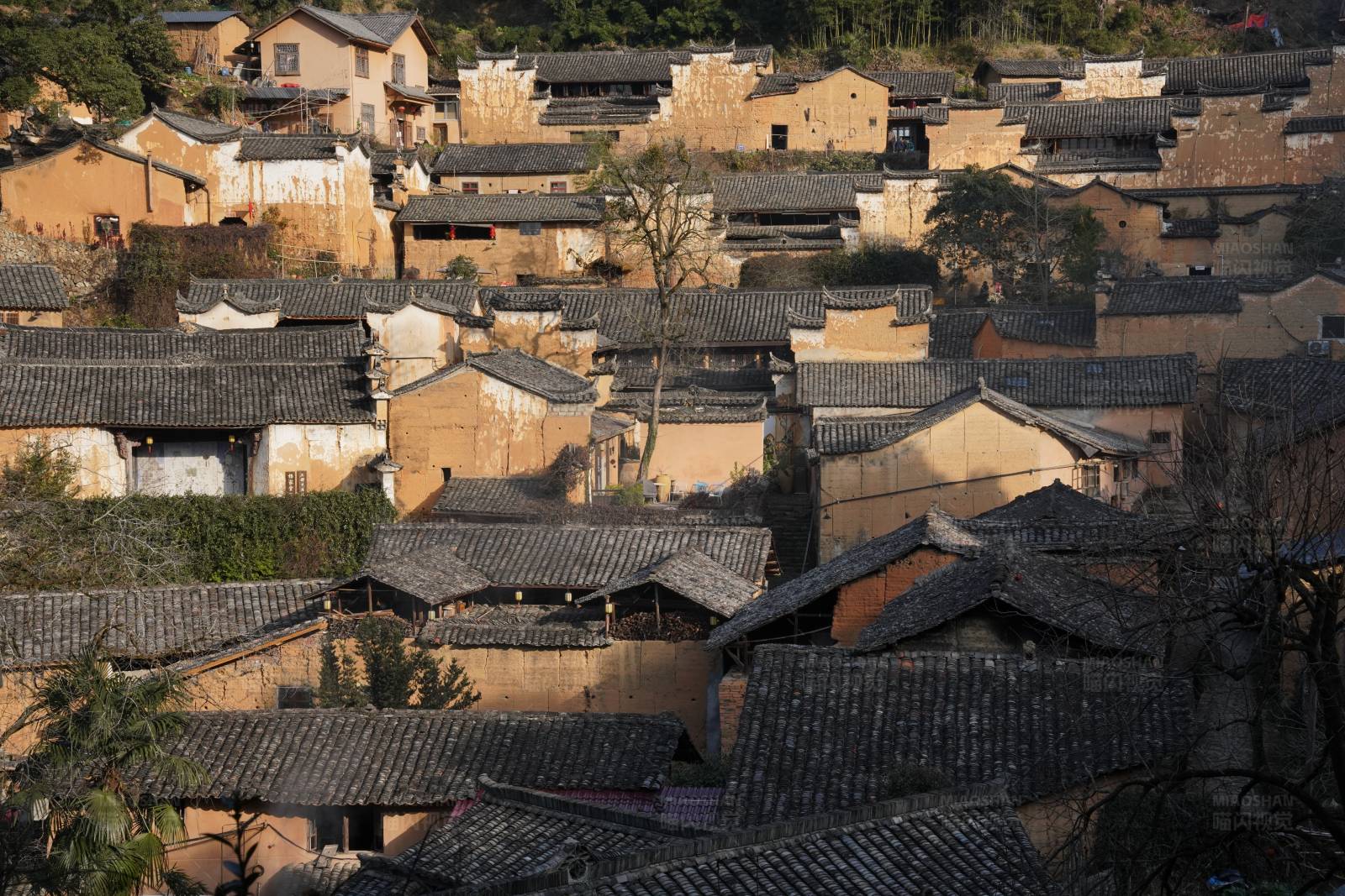 古村屋顶的黄昏景象图片