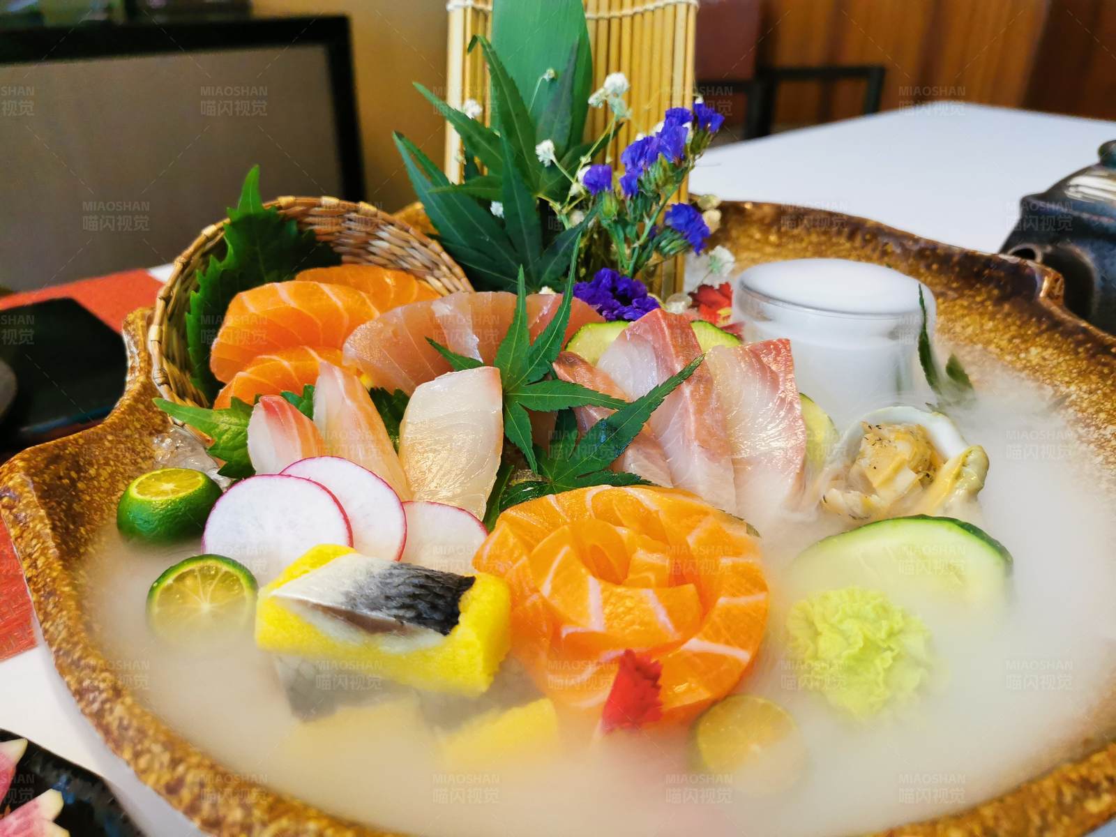 精美日式生鱼片拼盘图片