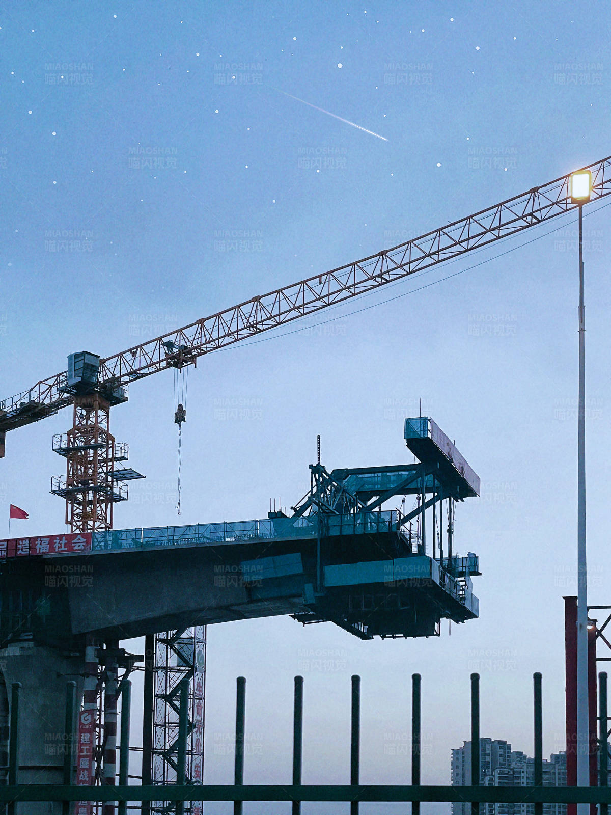 夜空下的工地图片