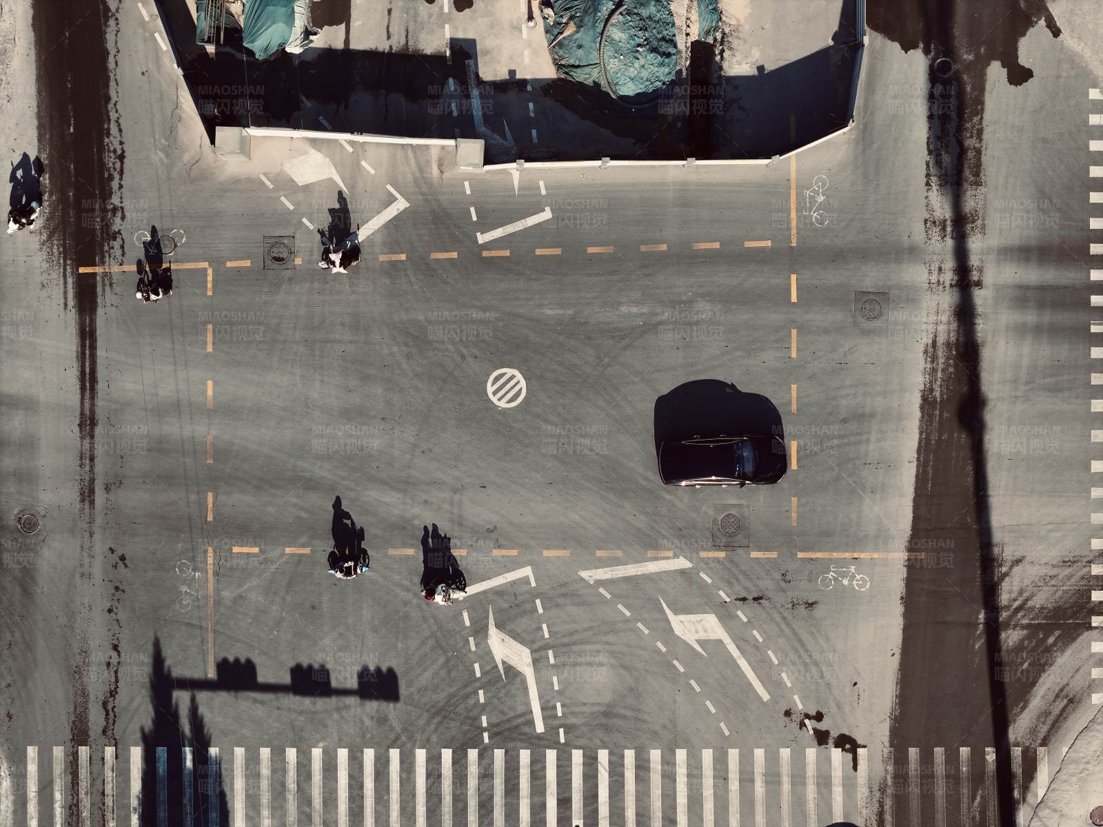 城市十字路口的繁忙景象图片