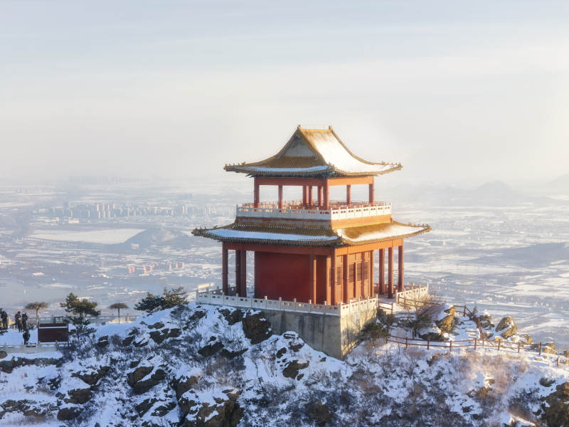 雪中古塔俯瞰城市图片