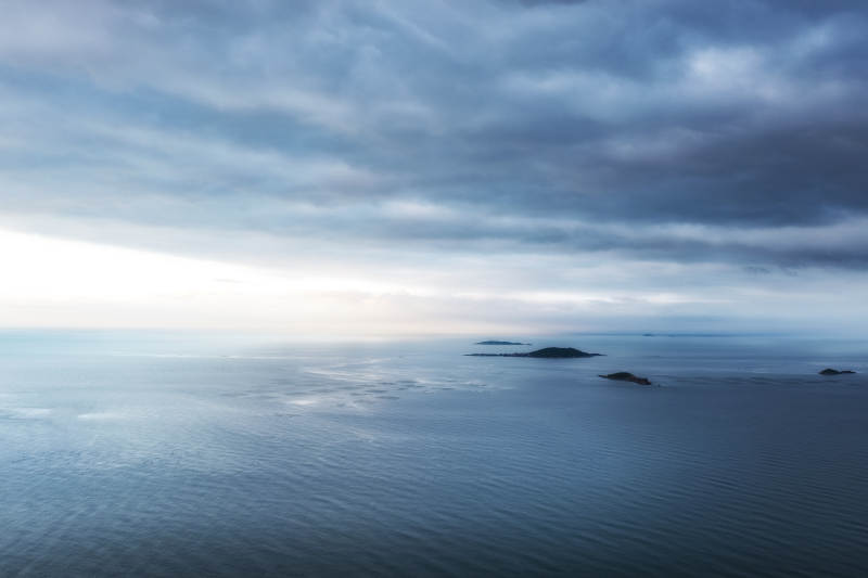 宁静海景 远处岛屿图片